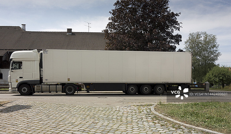 运送货物的铰接式货运卡车图片素材