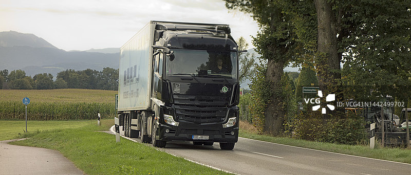 运送货物的铰接式货运卡车图片素材