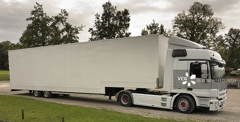 运送货物的铰接式货运卡车图片素材