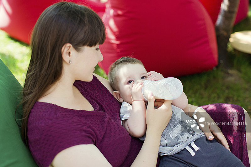 母亲喂她的男宝宝图片素材