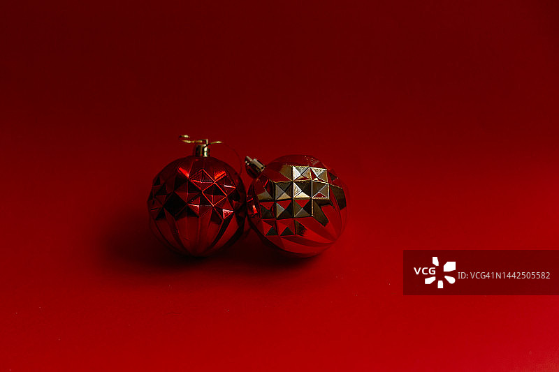 圣诞玩具摄影：金色与红色，新年快乐，2023图片素材