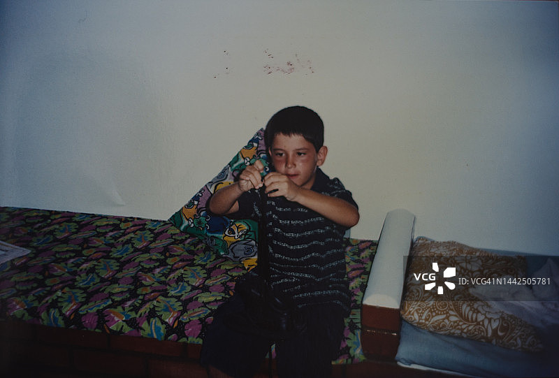 1994年在家中的年轻男孩肖像图片素材