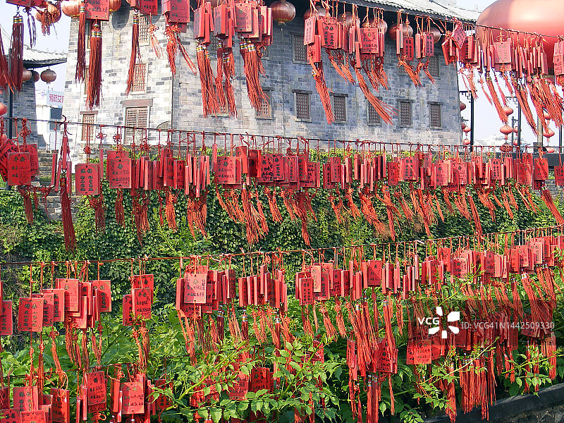 南京中华门悬挂的红色祈福卡图片素材