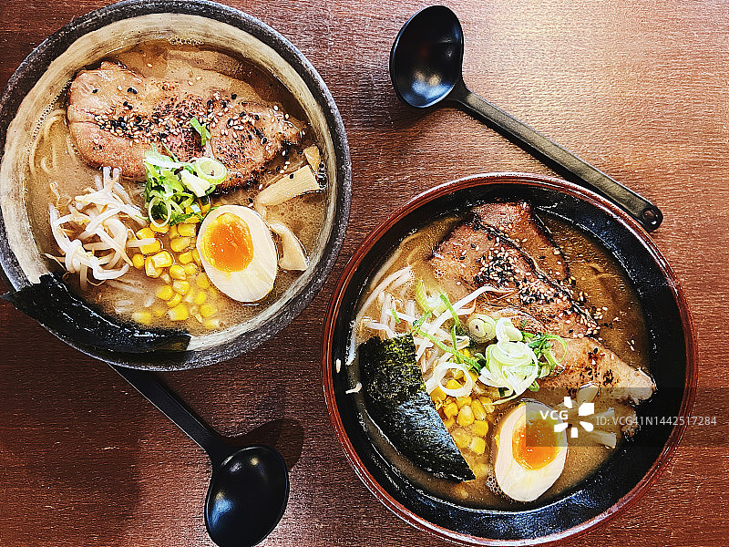 俯视角度的猪肉拉面图片素材