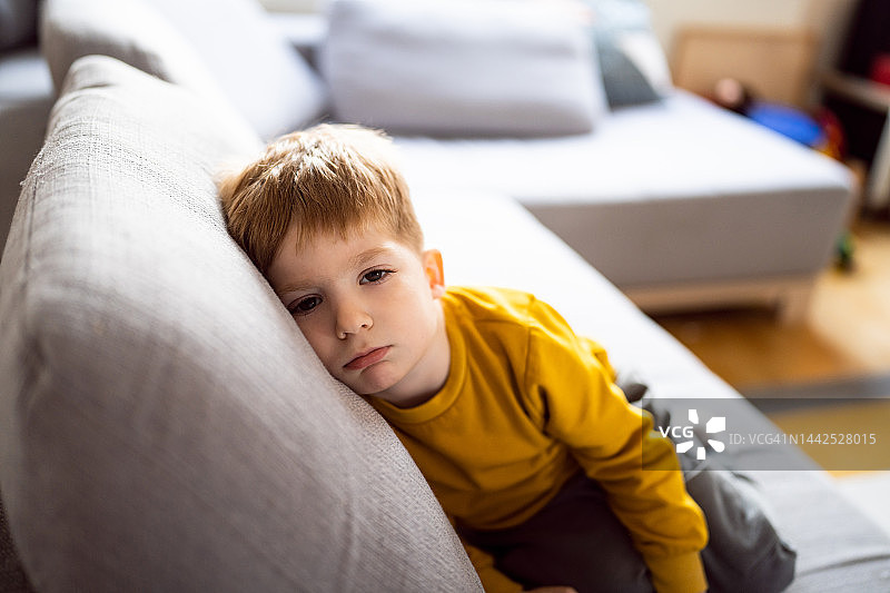 在家中不悦的小男孩肖像图片素材