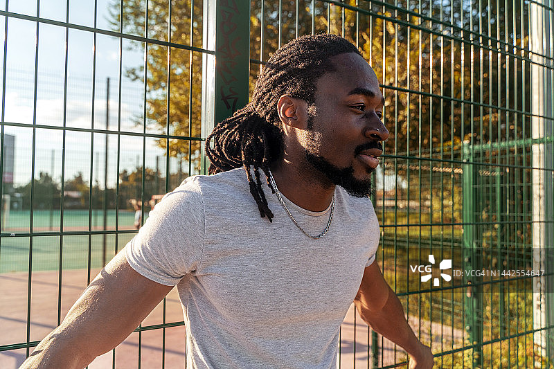 夏季户外赤膊锻炼的健康年轻运动男士图片素材