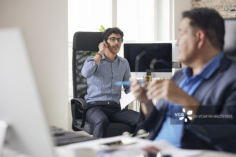建筑办公室里正在打电话的主管图片素材