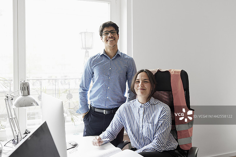 办公室里的两位年轻工程师图片素材