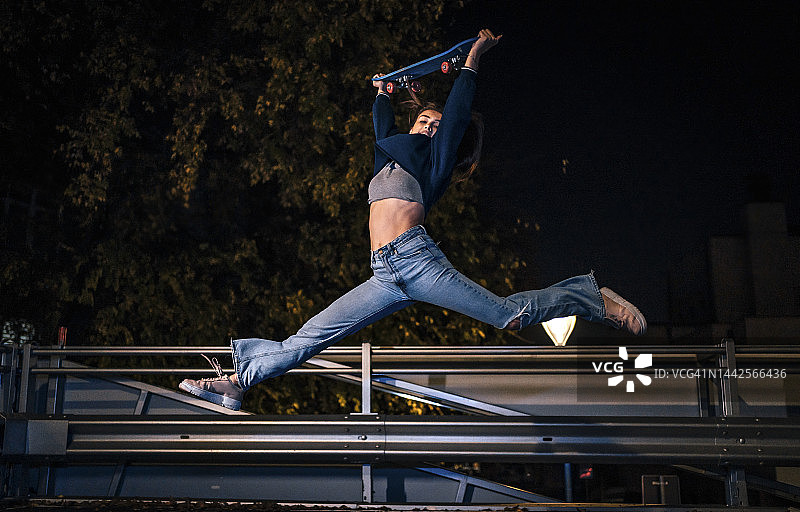 跳跃的滑板女孩图片素材