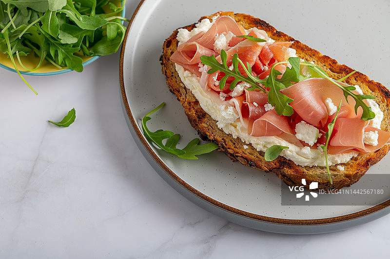 配有意大利熏火腿的开放式三明治图片素材