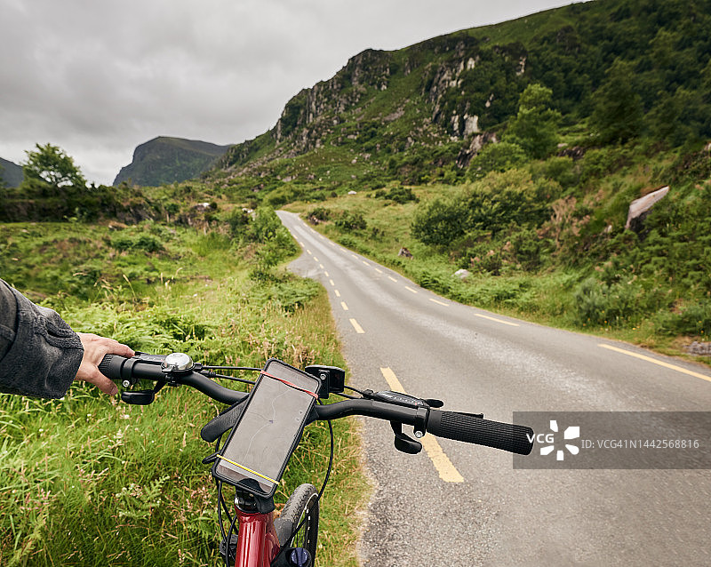 在乡村道路上享受风景的骑行者图片素材