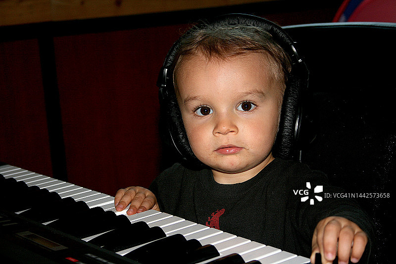 幼儿玩电子琴图片素材