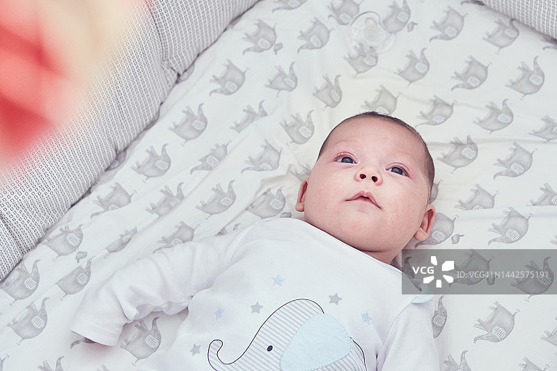 婴儿床里的男婴图片素材