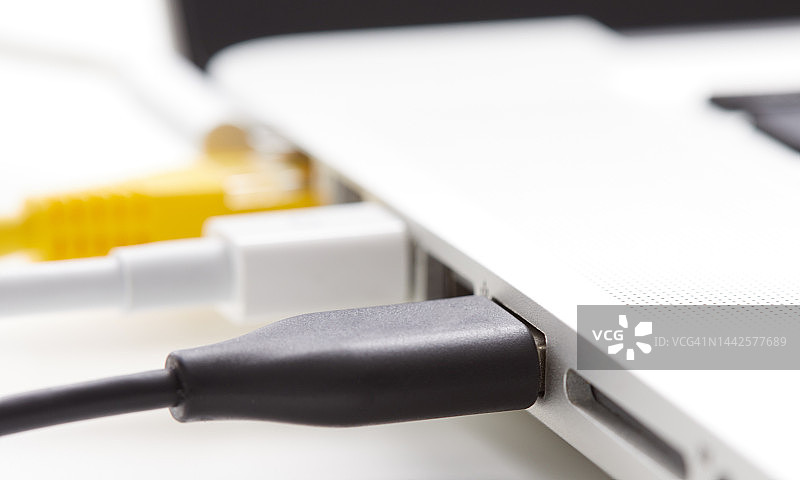 连接到笔记本电脑的以太网和USB线缆图片素材