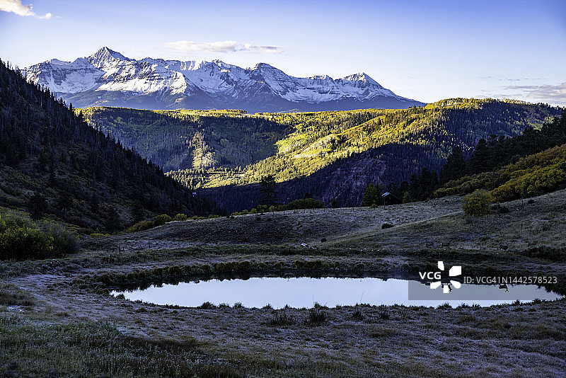 威尔逊山池塘的鹿图片素材