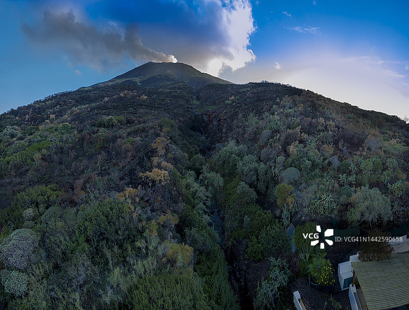 被联合国教科文组织列为世界遗产的伊奥利亚群岛斯特龙博利岛火山图片素材