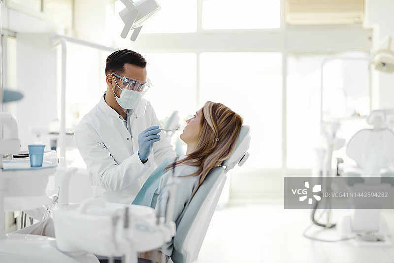 专业牙医为患者服务图片素材