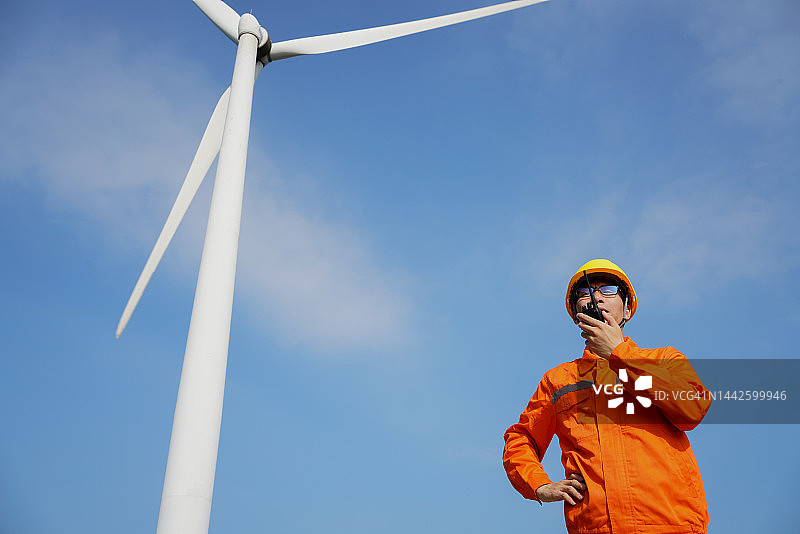 风力发电机维修工程师使用对讲机图片素材