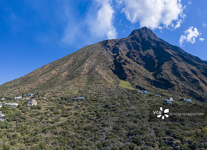 只能通过海路进入吉诺斯特拉，并穿过世界上最小的港口。从斯特龙博利岛吉诺斯特拉看到的萨利纳岛和帕纳雷亚岛图片素材