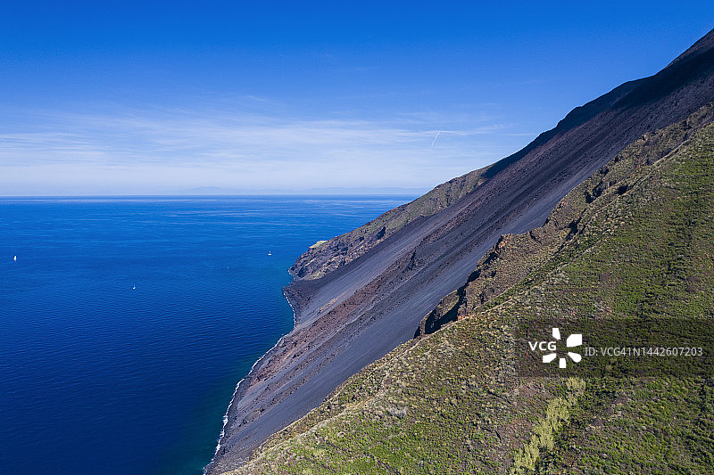 只能通过海路进入吉诺斯特拉，并穿过世界上最小的港口。从斯特龙博利岛吉诺斯特拉看到的萨利纳岛和帕纳雷亚岛图片素材