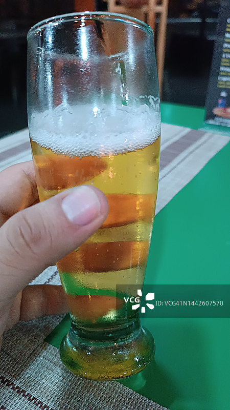 拿着啤酒杯的年轻男人图片素材