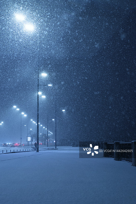 基辅城市夜间雪景空旷道路图片素材