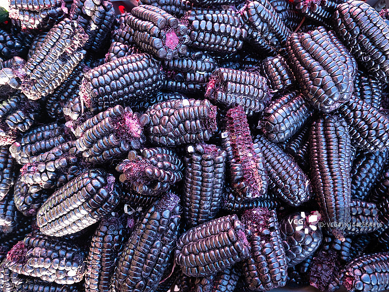 普诺市场早晨的一堆紫色玉米图片素材