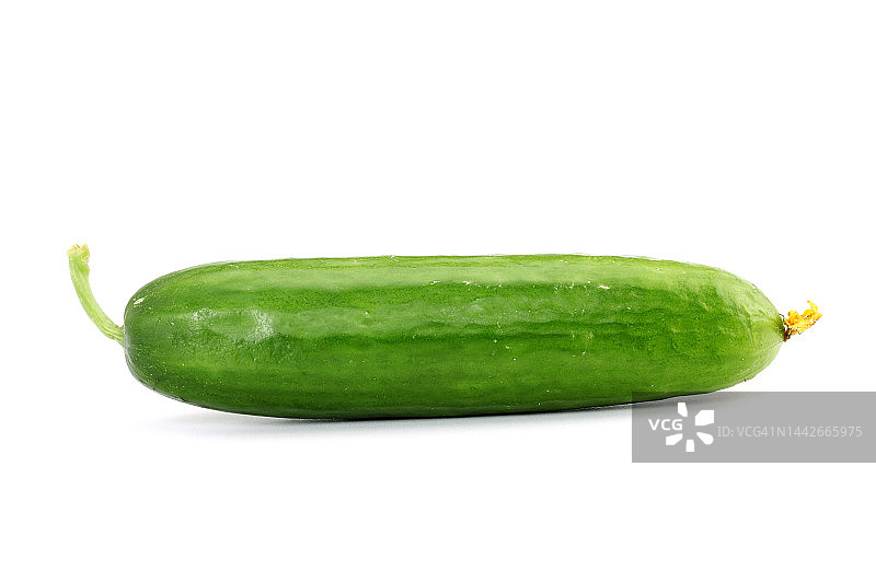 白色背景上孤立的黄瓜图片素材