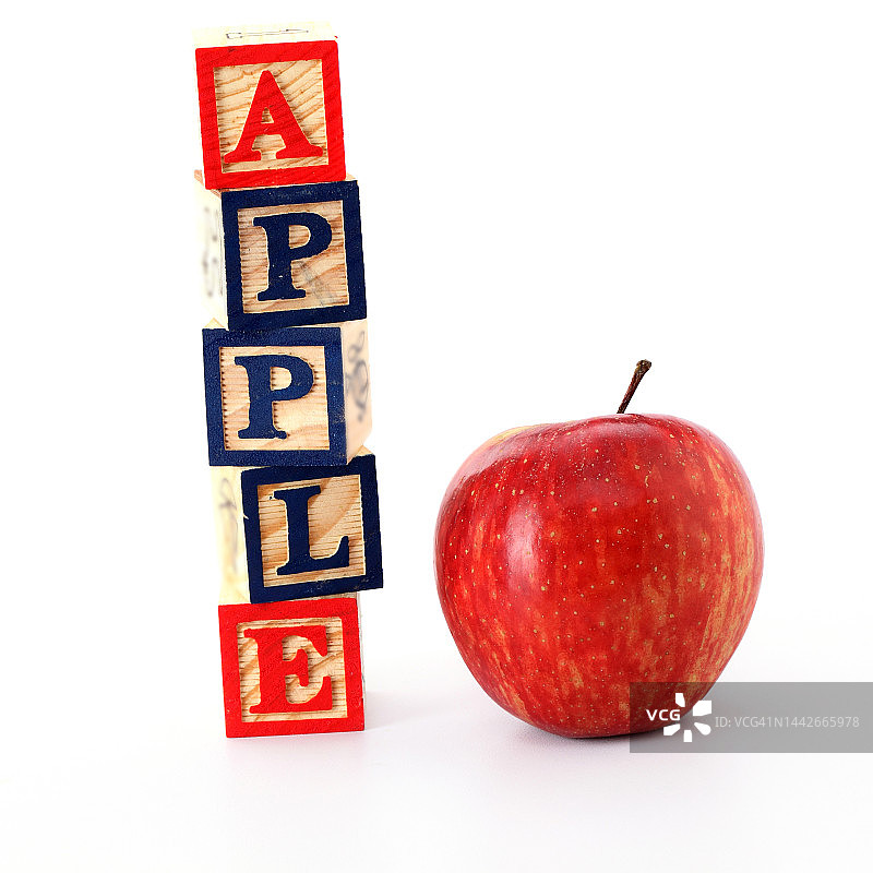 白色背景上的苹果和ABC木制积木图片素材