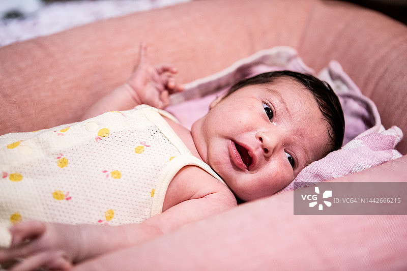 婴儿床上的新生女婴图片素材