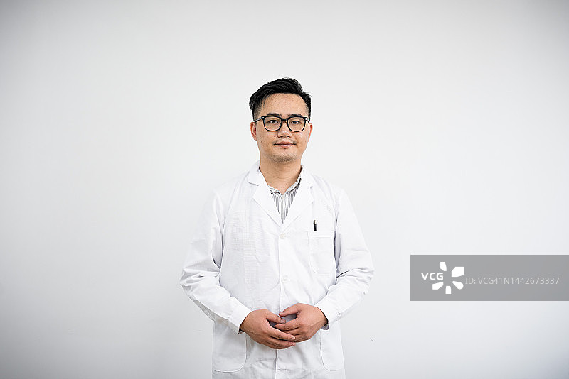 亚洲男医生半身像图片素材