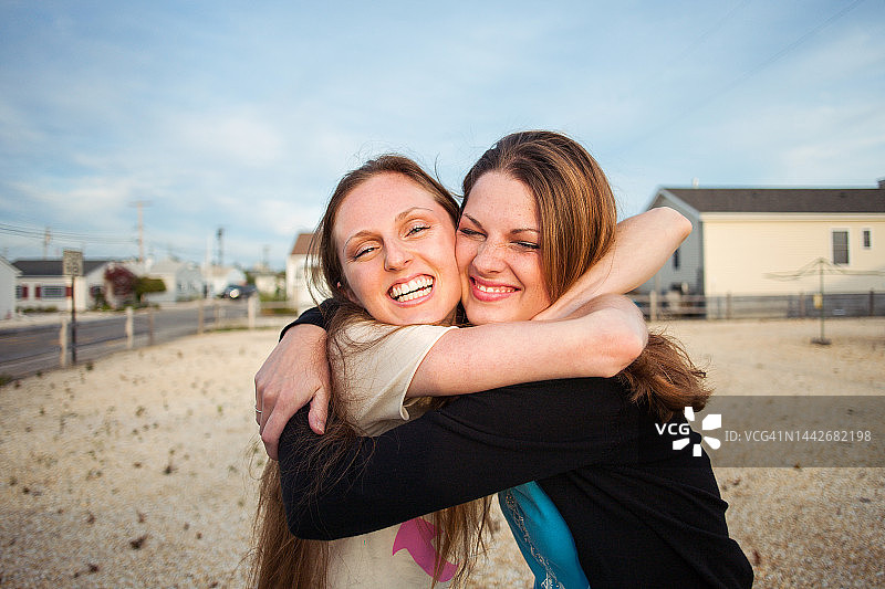 朋友拥抱欢笑图片素材