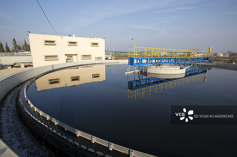 去除污泥的二次沉淀池图片素材