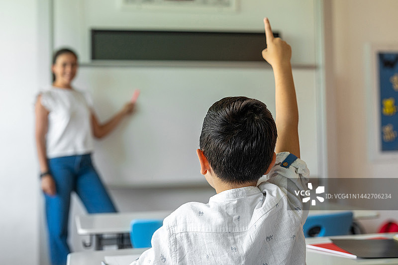 课堂上举手回答老师问题的学生图片素材