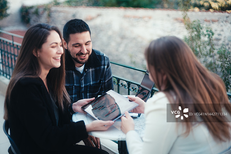 企业家们使用笔记本电脑和平板电脑讨论股票市场投资图片素材