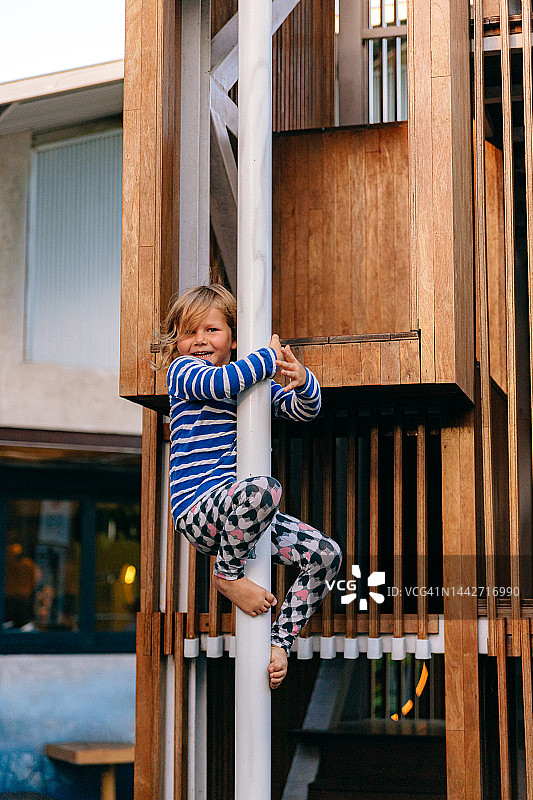 在操场上玩耍的学龄前儿童图片素材