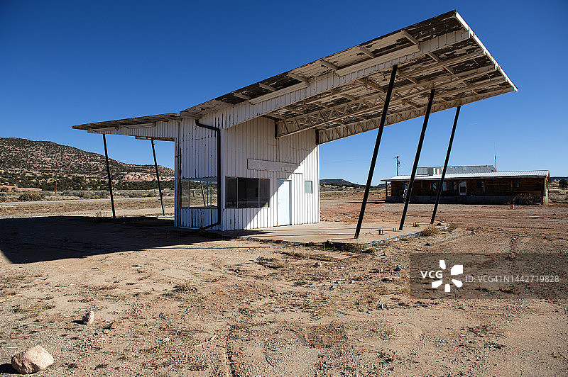 威尔逊拱门附近的废弃加油站图片素材