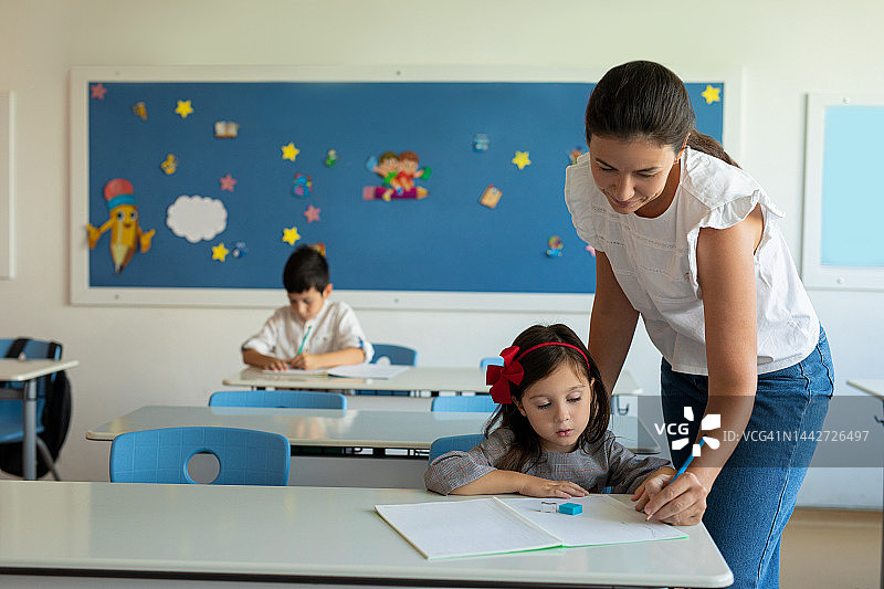 老师帮助学生图片素材