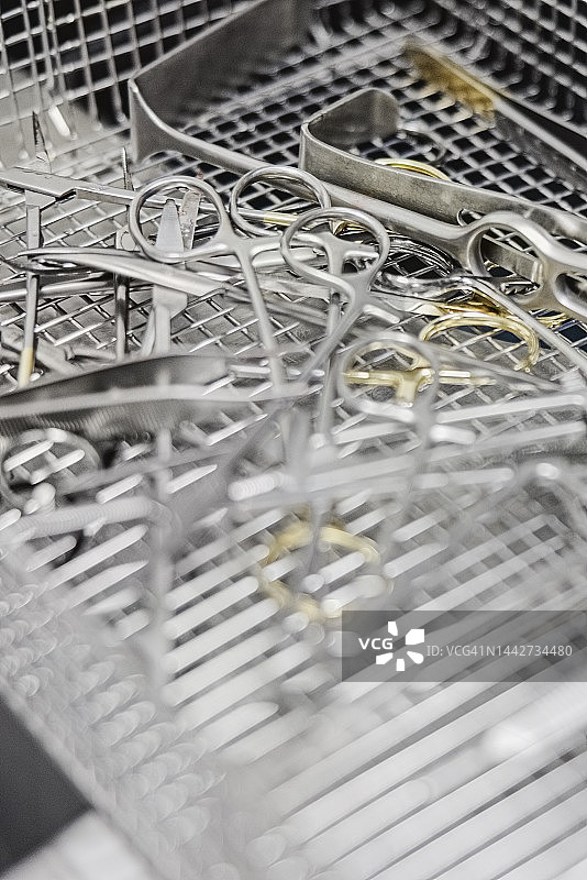 医院消毒盘中的医疗器械图片素材