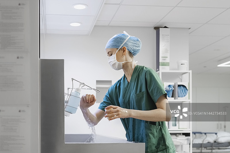 护士戴手术帽和口罩在手术室洗手图片素材