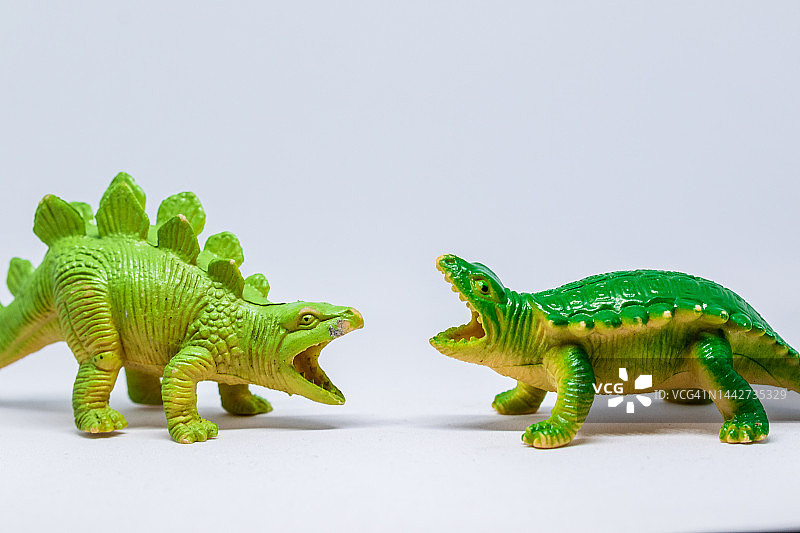 剑龙与甲龙战斗场景特写图片素材