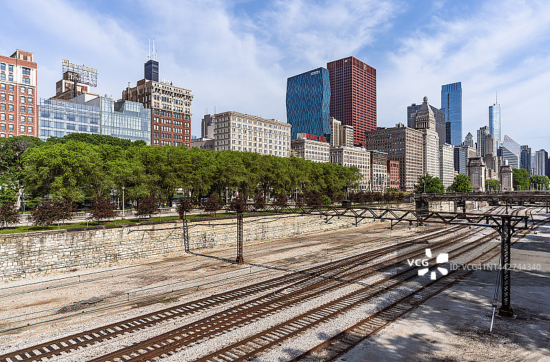 阳光明媚的芝加哥天际线与铁路轨道图片素材