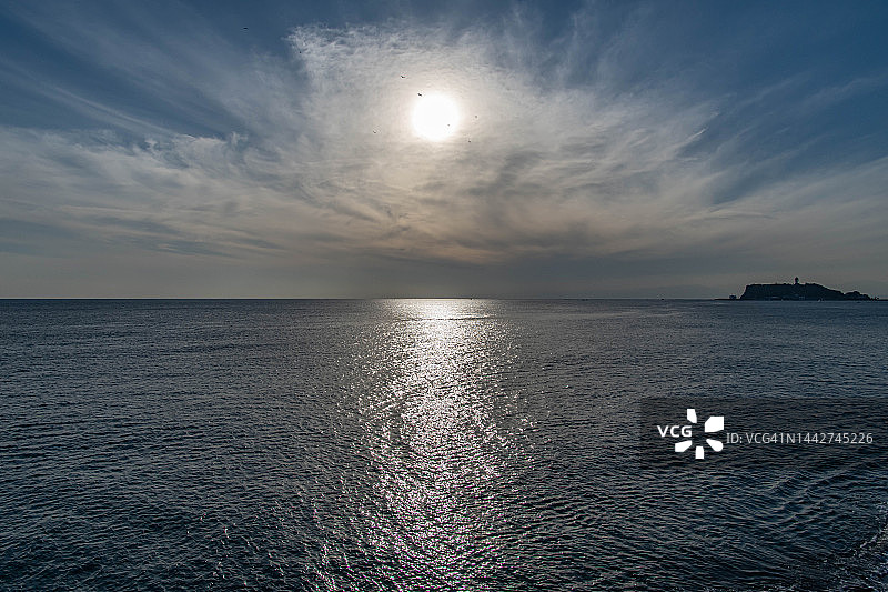 日本神奈川海滩上空飞舞的风筝图片素材