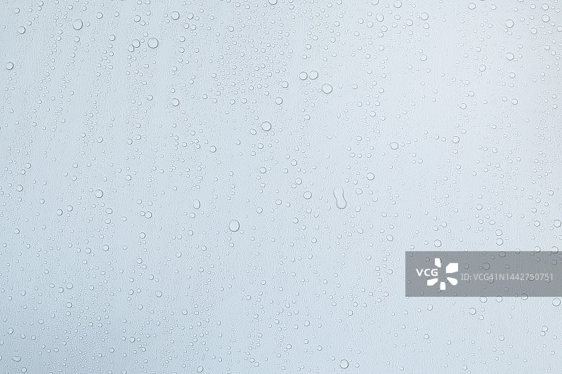 白色人造革表面水滴的特写图片素材
