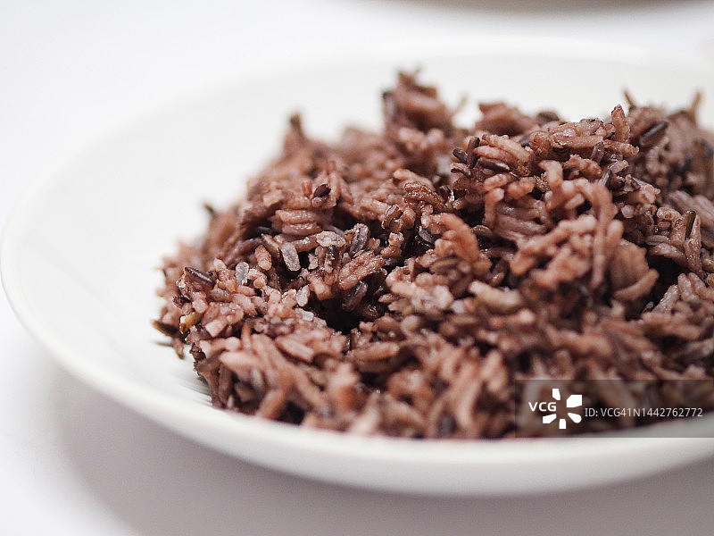 白盘中的糙米、 Brown 米、半抛光米图片素材