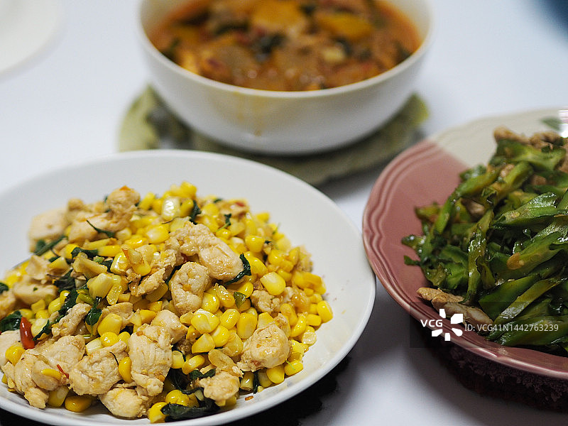 翼豆炒蔬菜和炸玉米鸡肉图片素材