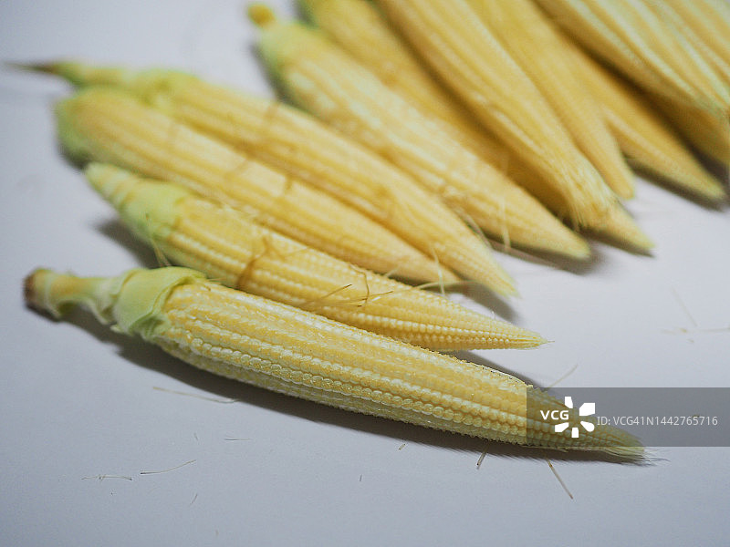 白色背景上的小玉米图片素材