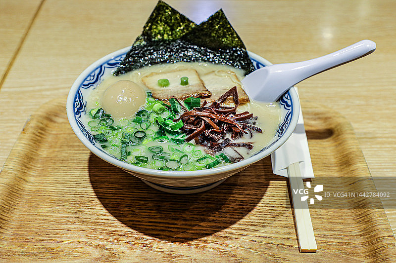 配有配料的豚骨拉面图片素材