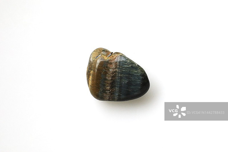 白色背景上的金色虎眼石图片素材