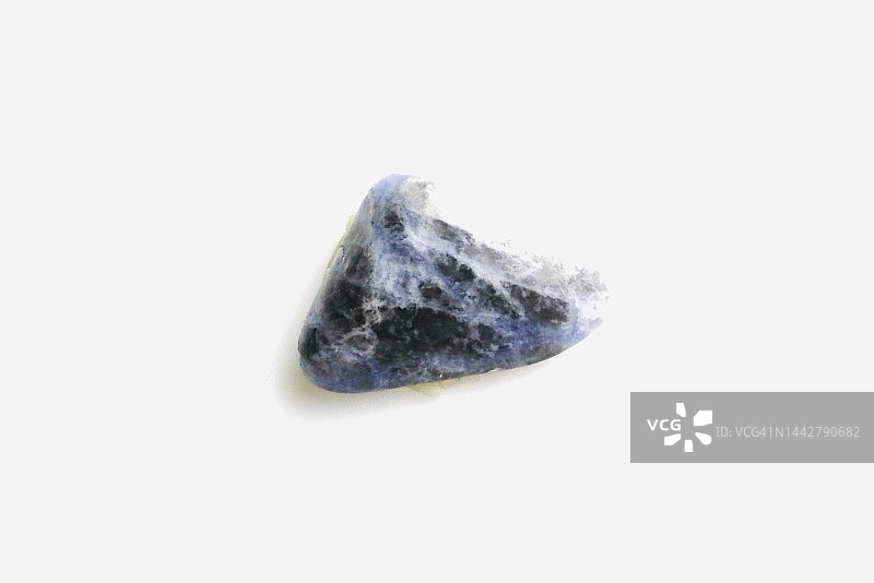 用作半宝石的深蓝色变质岩青金石图片素材